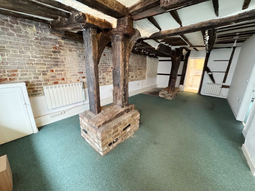 Lot: 85 - DOUBLE FRONTED SHOP AND MAISONETTE IN POPULAR CINQUE PORT TOWN - Shop - Retail area